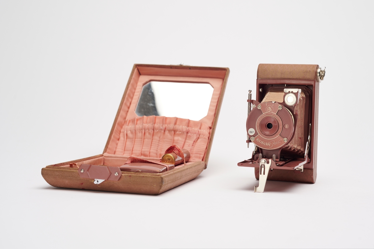 Kodak Ensemble produsert av Eastman Kodak Co. i 1929, består av et skrin tilpasset Kodaks Petite foldekamera, et speil, lomme, bruksanvisning og skjønnhetsprodukter (pudder og leppestift) fra House of Tre-Jur Inc. 
Kodak Petite er et kamera i Kodaks Vest Pocket Autographic-serien. Kamera er utstyrt med en penn og Autographic-funksjonen gjør det mulig å skrape inn informasjon på negativene gjennom en tilpasset luke på kameraets bakside.