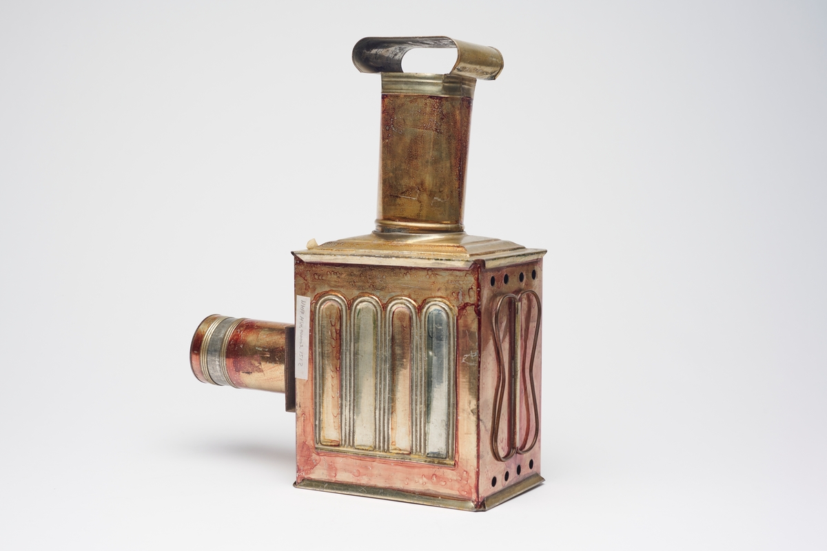 Magic Lantern fra Mogens Skot-Hansens samling. Dette projeksjonsapparatet er produsert ca. 1860. Podusenten er usikker, men den ligner Magic Lanterns fra den franske produsenten Lapierre Freres.