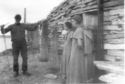 Eilev Blikken (f. 1904) greier garn ved Blikkebua på Aursjoe