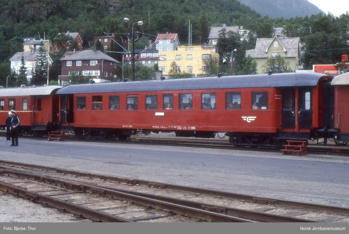 NSB personvogn B1 19925 i turisttog på Narvik H