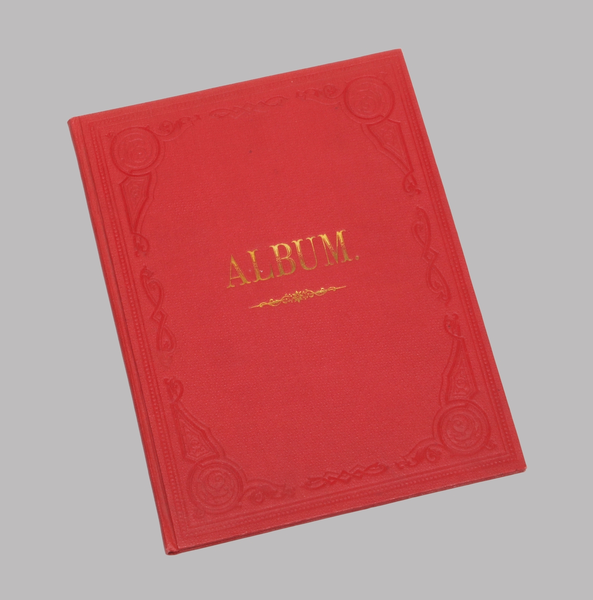Rött album, med präglad ornamentik runt om. På omslaget märkt i guld: "ALBUM". På insidan klistrade bildmärken i olika former och färger.

Album, troligtvis något senare ?