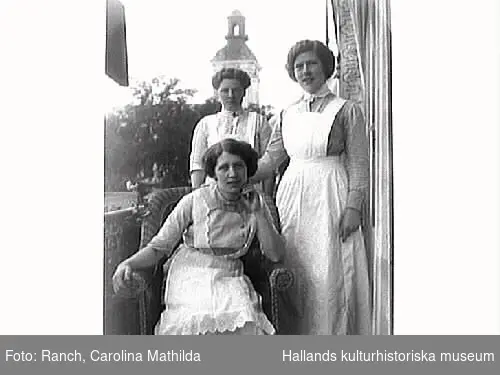 Personalgrupp. Troligen hembiträden i en lägenhet på Kungsgatan. (2:a våning)