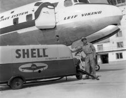 Etterfylling av drivstoff på SAS' DC-6B, LN-LMP "Leif Viking