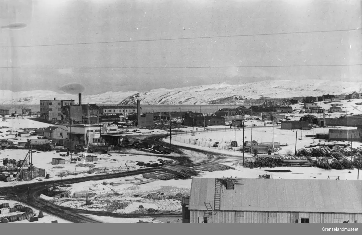 Bensinstasjonen og sentrum sett fra verket, Kirkenes 8. april 1946.