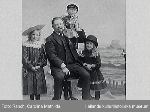 Familjebild. Från vänster: Ingrid Alling, fadern Adolf Alling, Anna-Stina Alling, Anna-Greta Alling, fotografens syster Nathalias familj. En av flickorna bär faderns kubb.