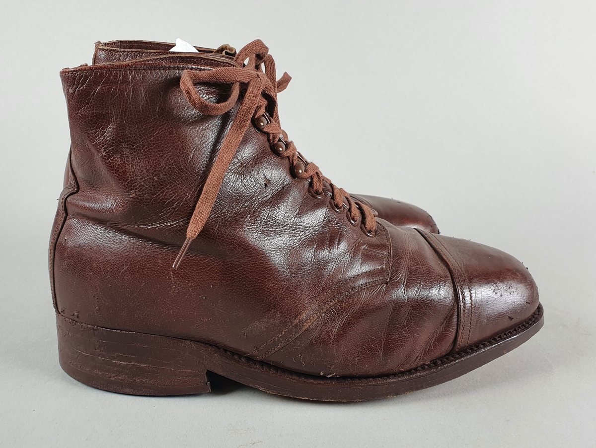 Ortopediske sko av brunt skinn, med lisser.