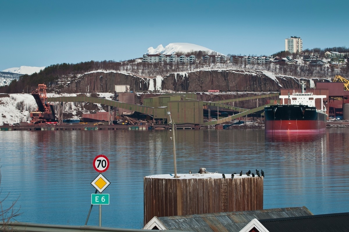 Narvik: I slutten av mars 2011 fikk LKAB feil på sin utlaster ved kai 5. Det ble etter hvert nokså fullt av båter på havna og fjorden. I forgrunnen en dykdalb på Ankenes.