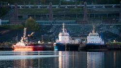 Narvik, havnebilder. Bukserbåter fra venstre Anna Rebecka, R