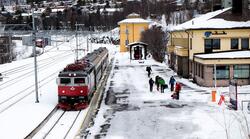Ettermiddagstoget fra Sverige ankommet Narvik stasjon. Tre p