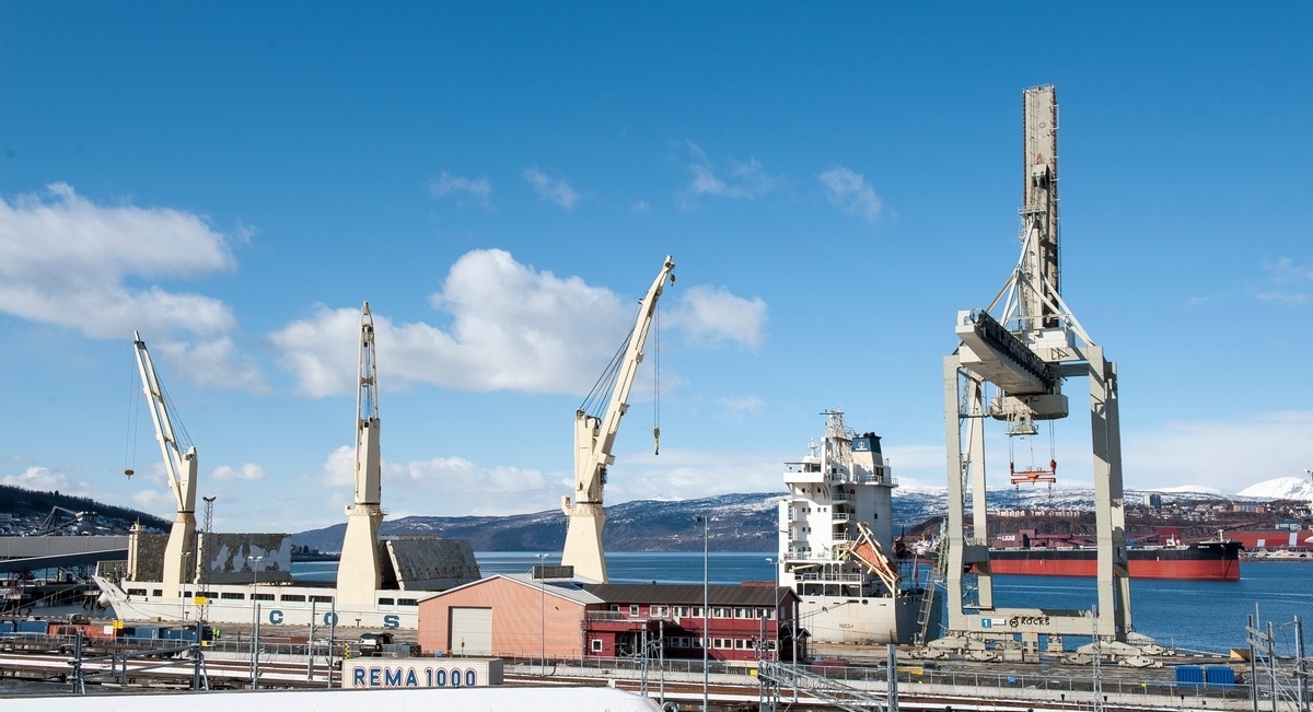 DA CAI YUN, Hong Kong-registrert, 28 000 dwt, 167 m x 28 m. Kom til kai i Narvik 12. april 2016. Losser stål og wire til den nye Hålogalandsbrua. 13 april 2016