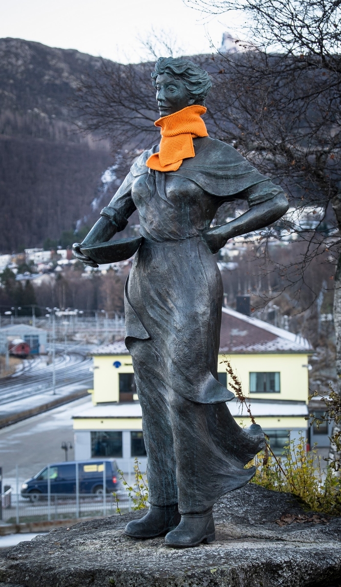 4. november 2016. Det orange skjerfet varmer - i dobbelt forstand, for Svarta Bjørn ved Narvik stasjon.