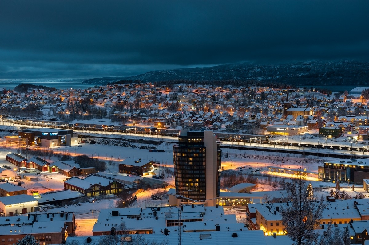 Mørketidsbilder etter snøfall i Narvik. Oversiktsfoto av Oscarsborg og hele Framnes/Frydenlund. 25 des 2016.