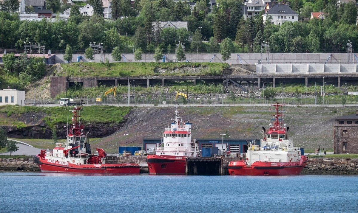 Bukserbåter på Narik havn. Fra venstre Bulldog, 35x12 m, bygget 1999, 144 dwt. Midt på Rombak, 36x11 m, bygget 1976. Til øyre Barents, 37x15, bygget 2006, 690 wt. Båtene ligger ved slepebåtkaia på LKABs område. foto 5. juli 2017.