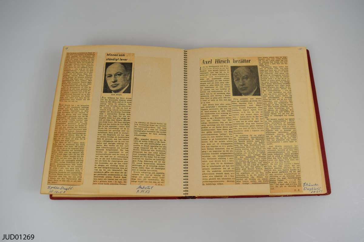 Album med tidningsurklipp. Förlagsreklam och recensioner av Axel Hirsch memoarer Minnen som dröjt kvar (1953)