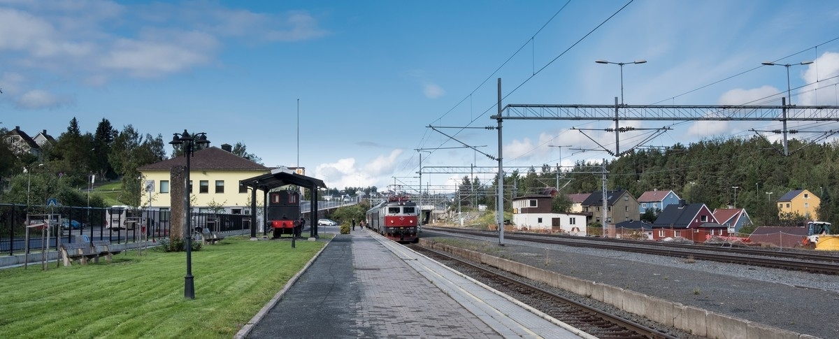 Det bygges på sjøsiden av Narvik jernbanestasjon, og her blir det endringer og rivinger.  Foto: 22. aug. 2018.