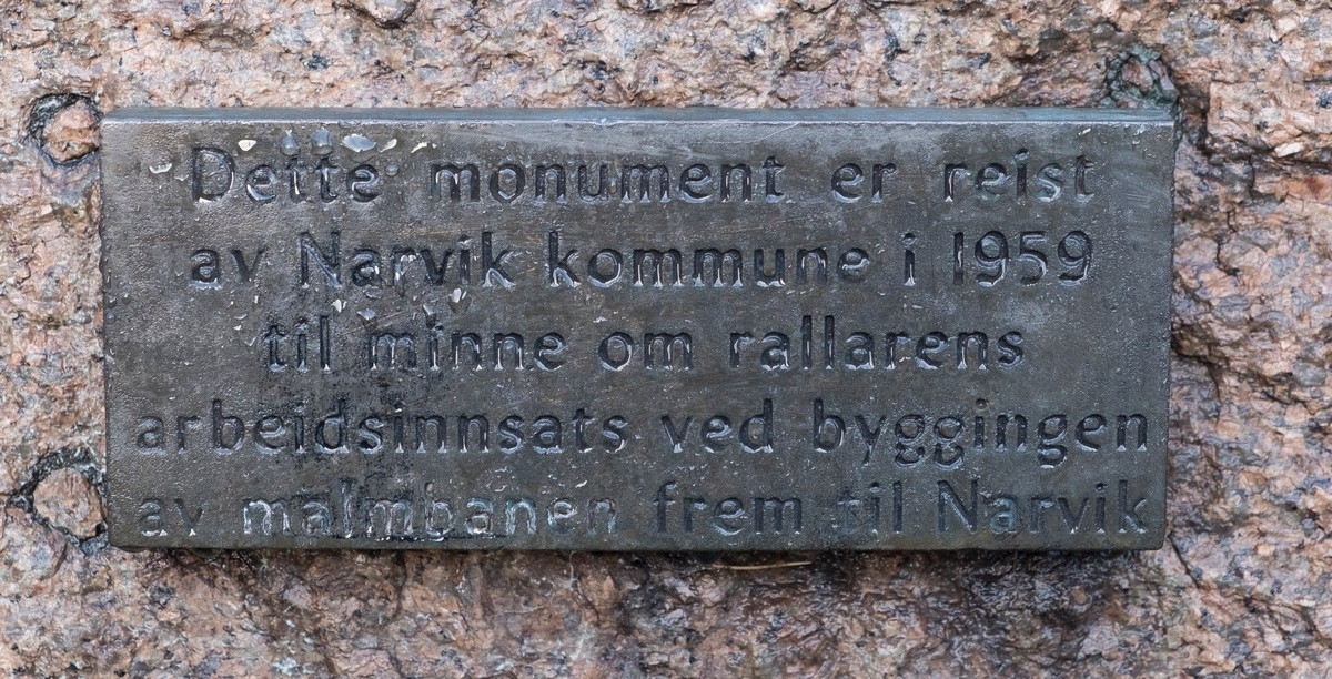 Rallaren, navneplate på statue i Gulbransons park i Narvik. foto 7. nov 2018.