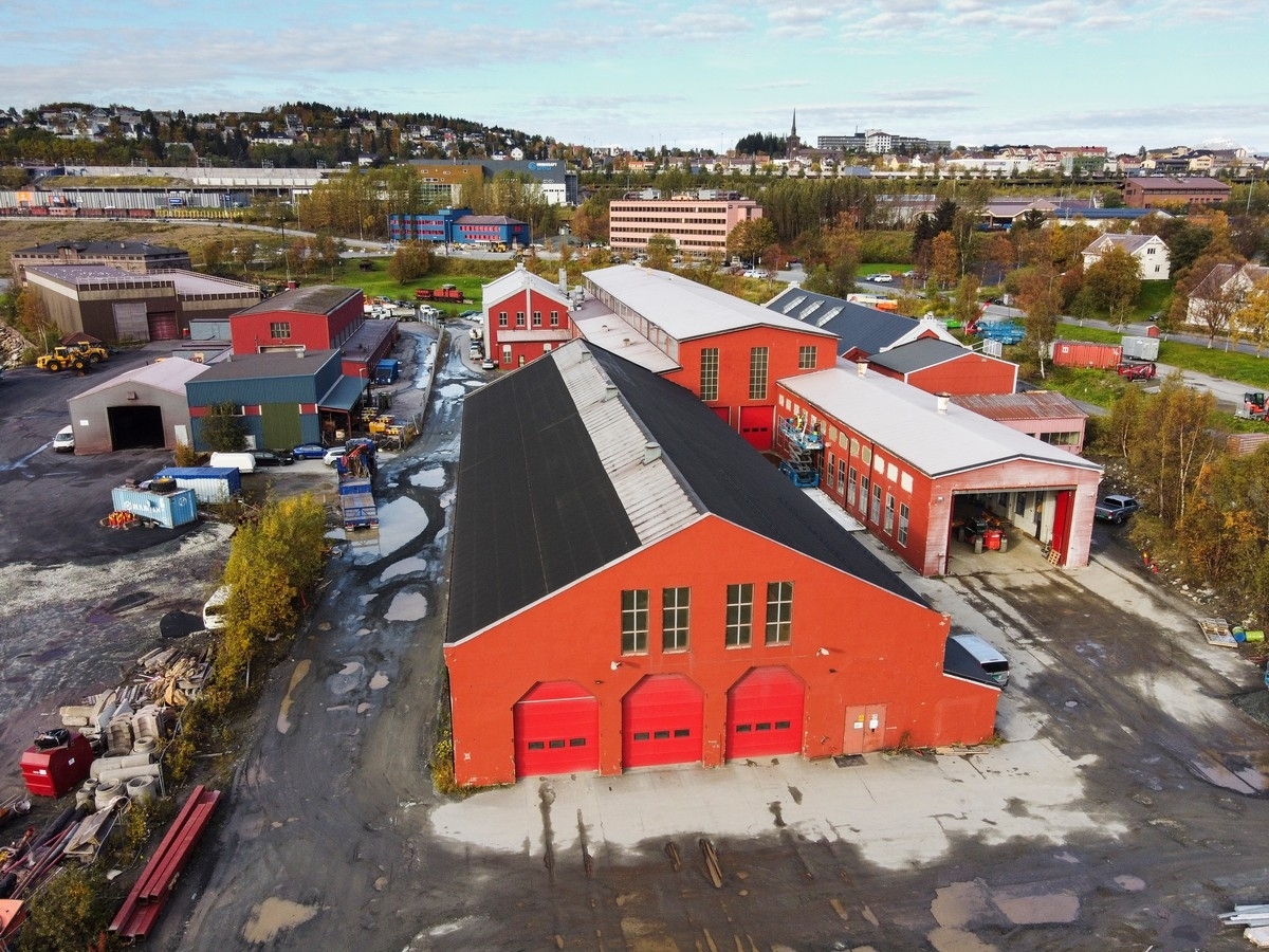 dronefoto av område ved Narvik havn. Ofoten mek i forgrunnen (rød bygning), 28. september 2020.