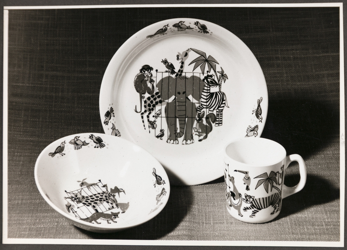 Barneserviset "Zoo" fra Stavangerflint A/S. Avbildede objekter viser en kopp, en tallerken og en skål med motiver fra dyrehage.