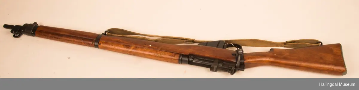 Britisk Lee Enfield rifle med antatt 10 skudds magasin. 303 kaliber.