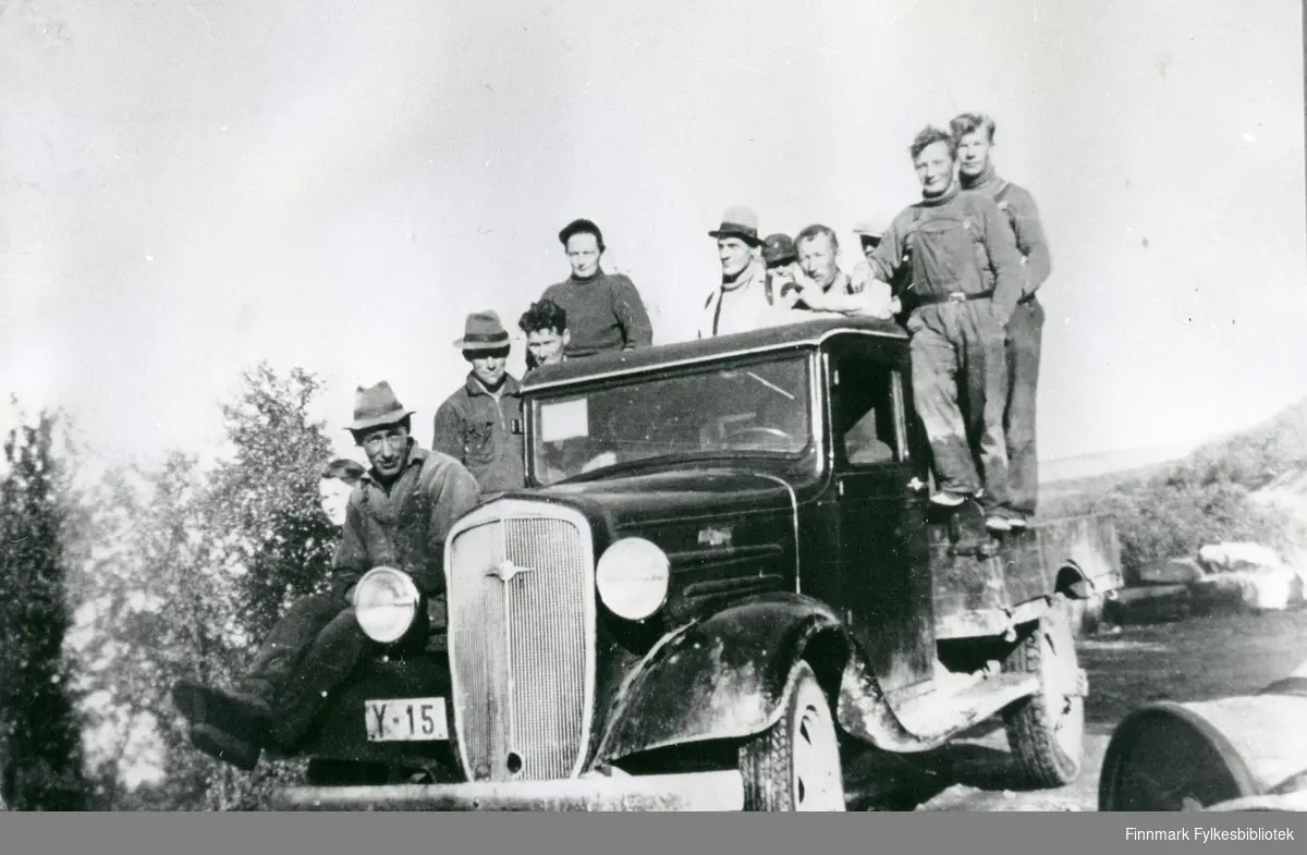 Arbeidslaget (11 menn) med lastebil Y-15 Chevrolet årsmodell 1936, antakelig i Tana.