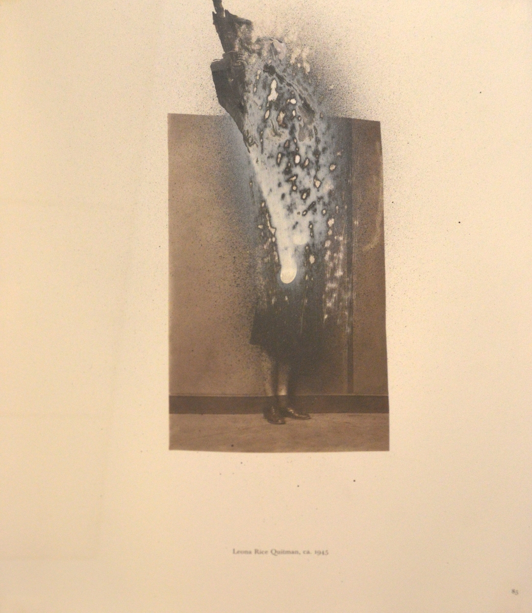 Ett bearbetat äldre fotografi där delar av en kvinna skymtar. Under står Leona Rice Quitman, ca 1945.