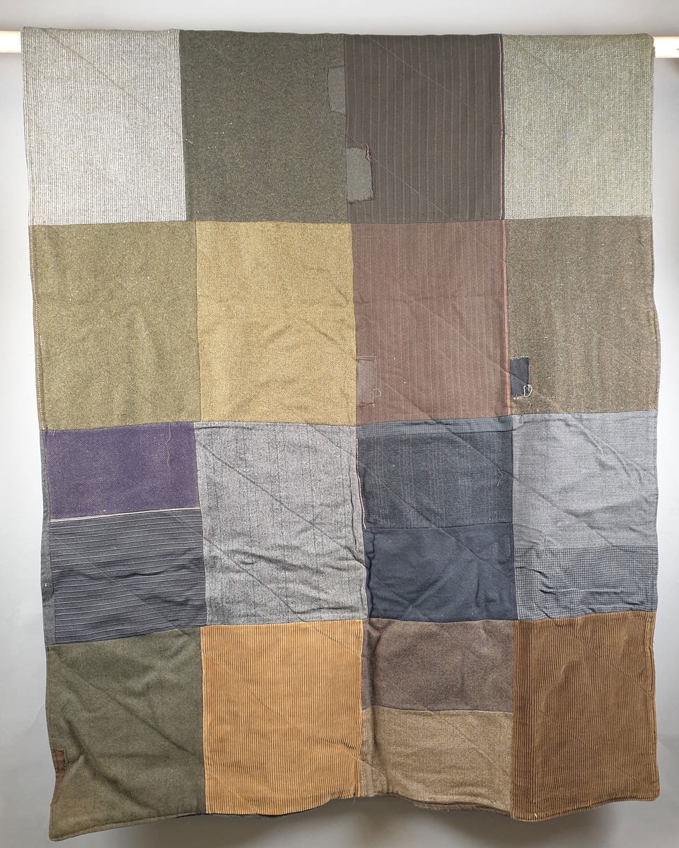Lappeteppe satt sammen av ulike stoffstykker av ull. Teppet dobbelt og sydd sammen bl.a. med diagonale sømmer.