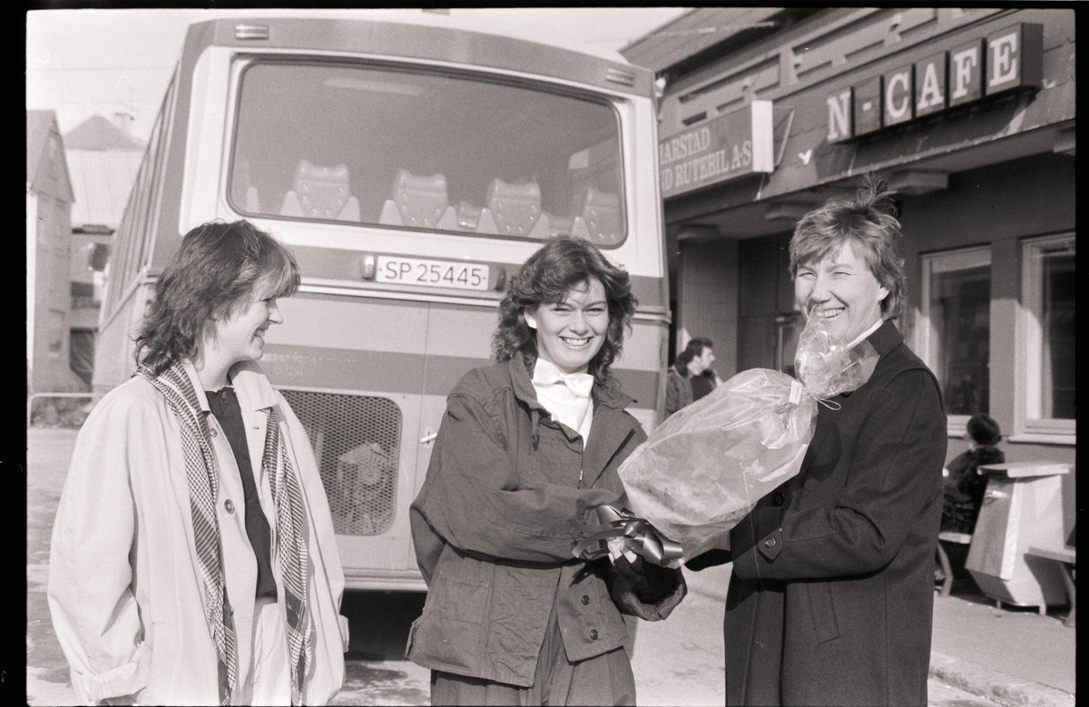 Tre kvinner foran rutebilstasjonen.