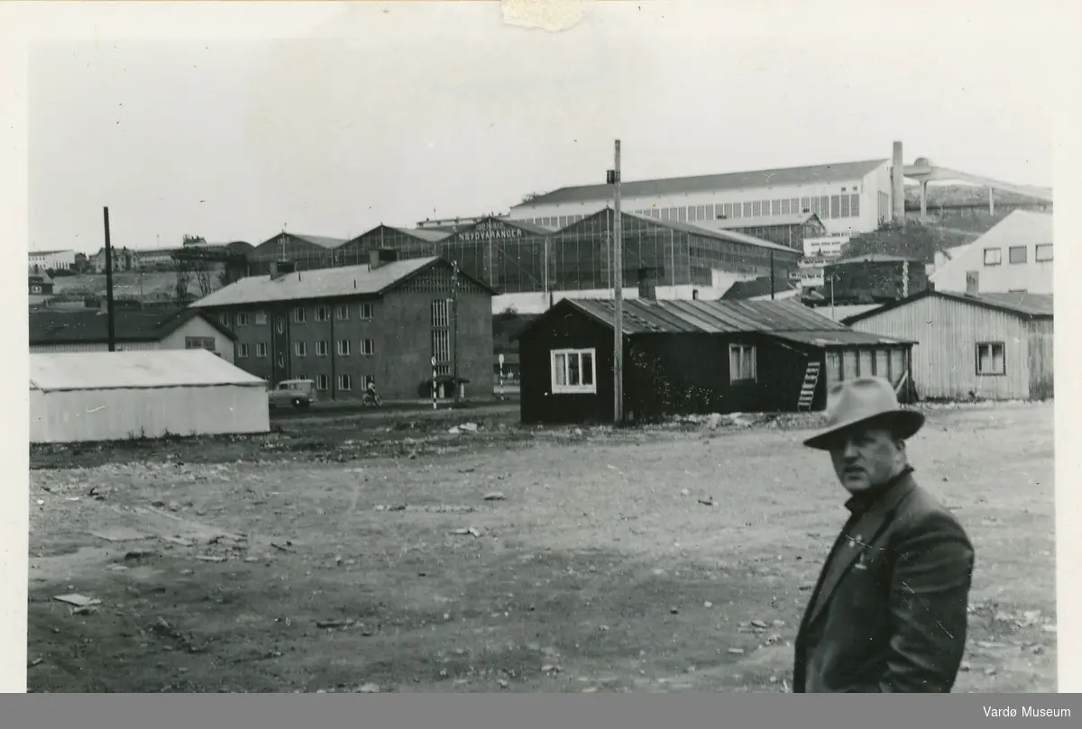 Trygve Karlsen fra Vardø i Kirkenes. AS Sydvarangers industrianlegg i øvre halvdel av bildet. 1957-1958.