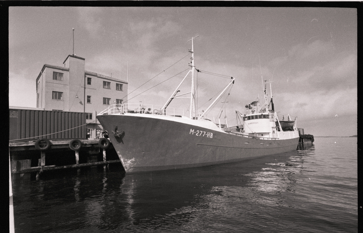 Fiskefartøyet M/S "Sjøbraut" ved dampskipskaia.