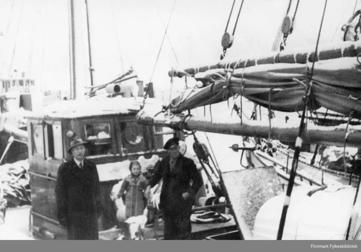 Her ser vi helt til venstre vegsjef K. H. Oppegaard på befaring i 1946. Han står på dekket til redningsskøyta Ole O. Lian.