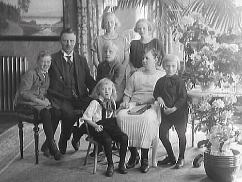 Cykelfabriken Monarks grundare med familj; fru och sex barn. Föräldrarna Birger Svensson (1883-1944) och Alida Svensson (f. Skulander 1885-1973). Barnen: Gulli (f 1910), Vera (f 1911), Tage (1914-1970), Thor (1916-1971), Lennart (1919-1960), Mats (f 1920).