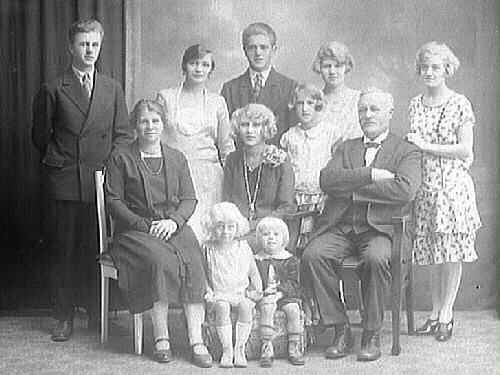 Familjebild. Kreaturshandlare Henricsson med fru och nio barn.