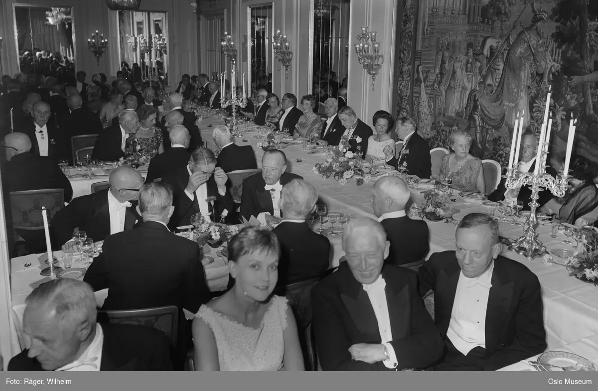Grand Hotel, interiør, Aars & Voss skole, 100-årsjubileum, fest, langbord, oppdekning, menn, kvinner, gobelin