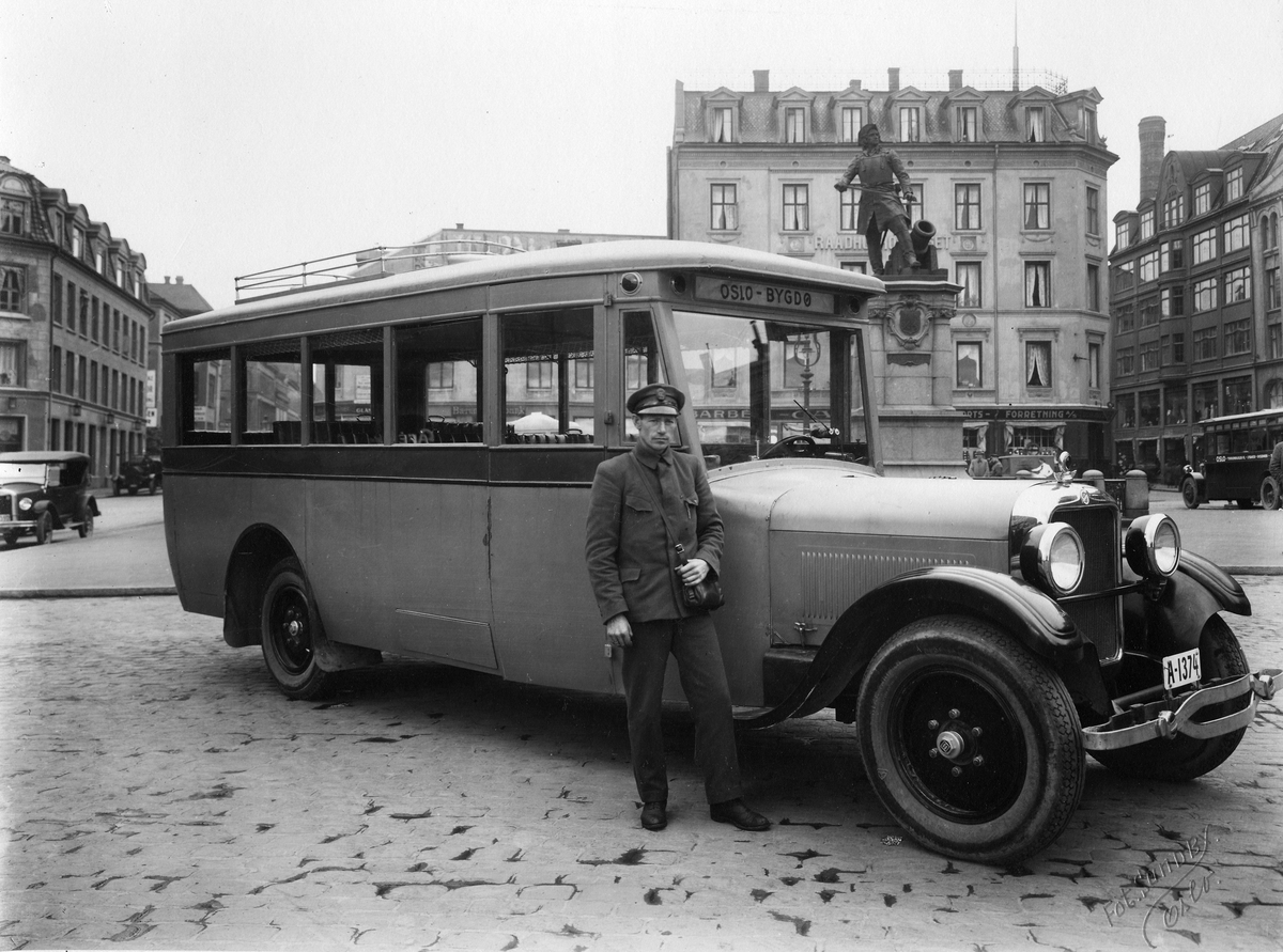 Sjåfør Sigurd Nygaard fotografert foran bussen Oslo- Bygdøy.