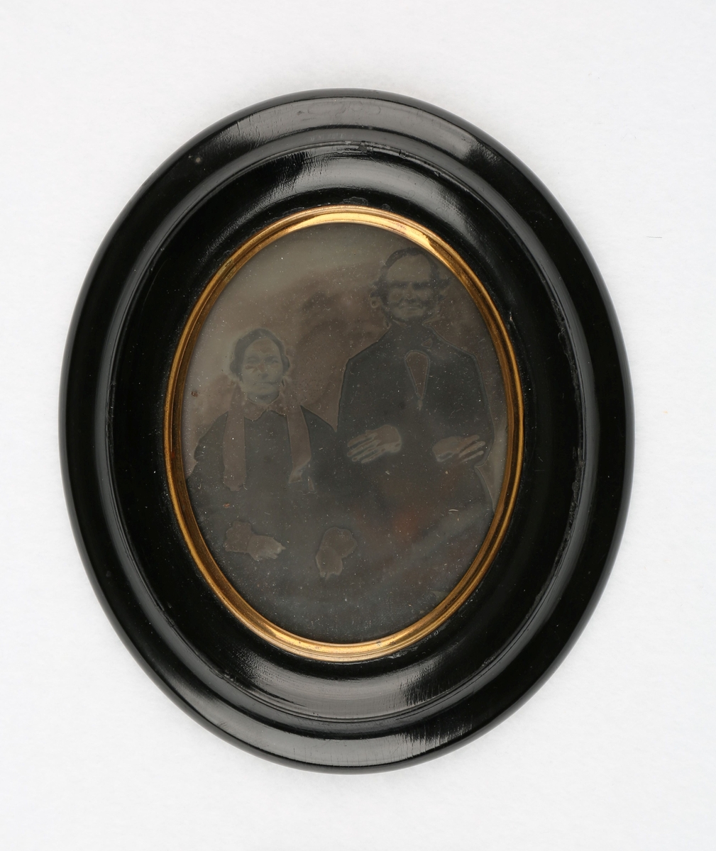 Ambrotypi av eldre ektepar av familien Coucheron. Fotograf: Bernt Pedersen Toft, f. 1838.