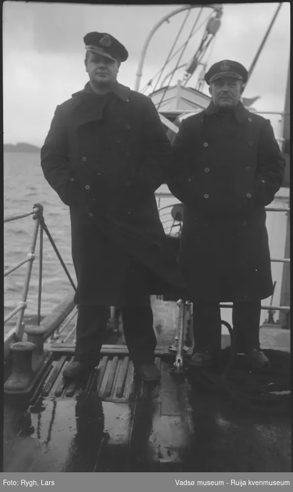 To uniformerte sjømenn på et dampbåtsdekk. Bildet har tilhørt Lars Rygh fra Hønefoss. Båten var i Varangerfjorden på mineryddingsoppdrag, i tiden 1917 - 1918.