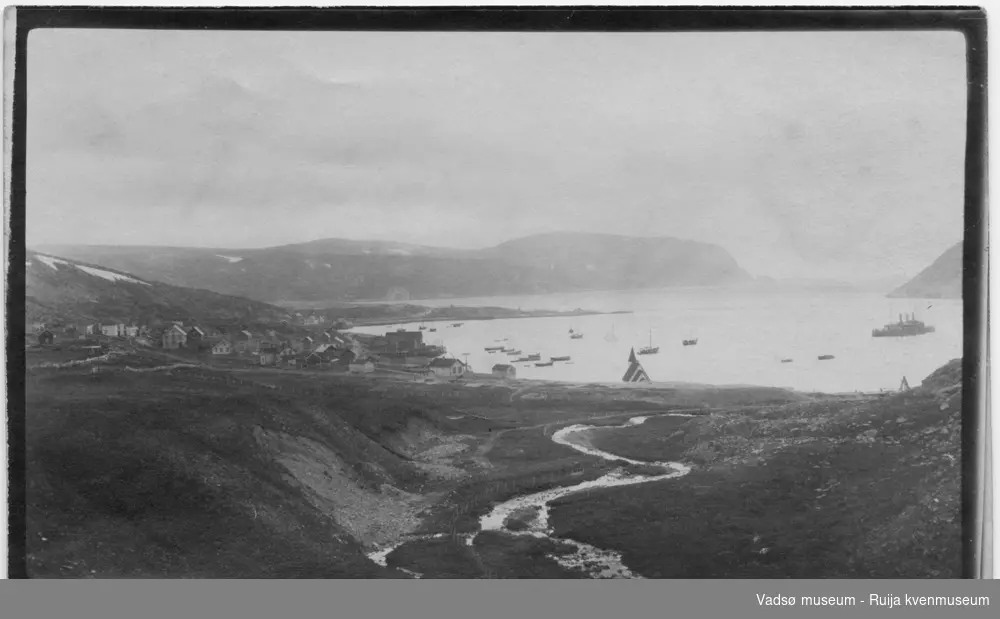 Bilde med utsikt over Kjøllefjord. Bildet har tilhørt Lars Rygh fra Hønefoss. Han var med på mineryddingsoppdrag i Varangerfjorden 1917 -1918.