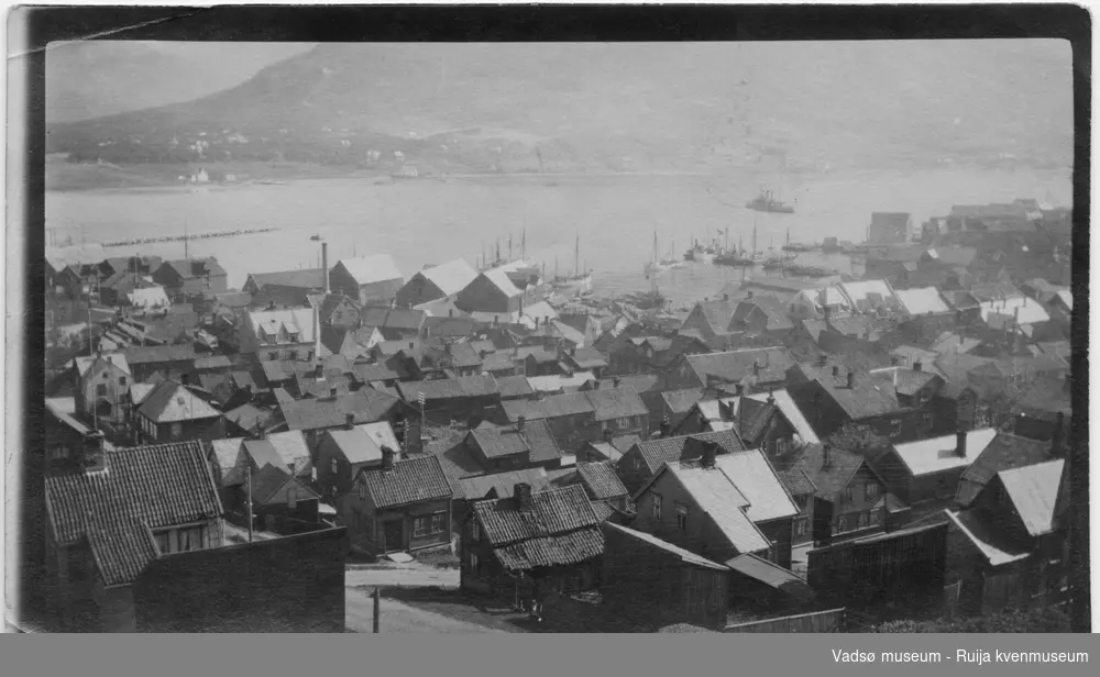 Utsikt over havn og trebebyggelse på ukjent sted. Bildet har tilhørt Lars Rygh fra Hønefoss. Han var med på mineryddingsoppdrag, på kanonbåten "Frithjof", i Varangerfjorden 1917 - 1918.