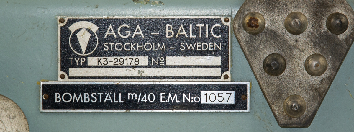 Bombställ modell 40 EM till flygplan B 16 Caproni. Tillverkad av AGA-Baltic AB Stockholm.