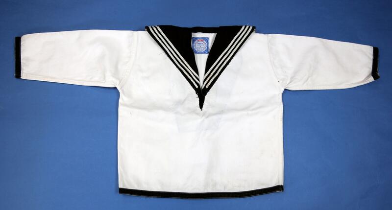 Matrostrøye i hvitt og blått kypertvevd bomullsstoff. Merket er "Rowe sailor suits". Foto: Emir Curt/Anno Glomdalsmuseet