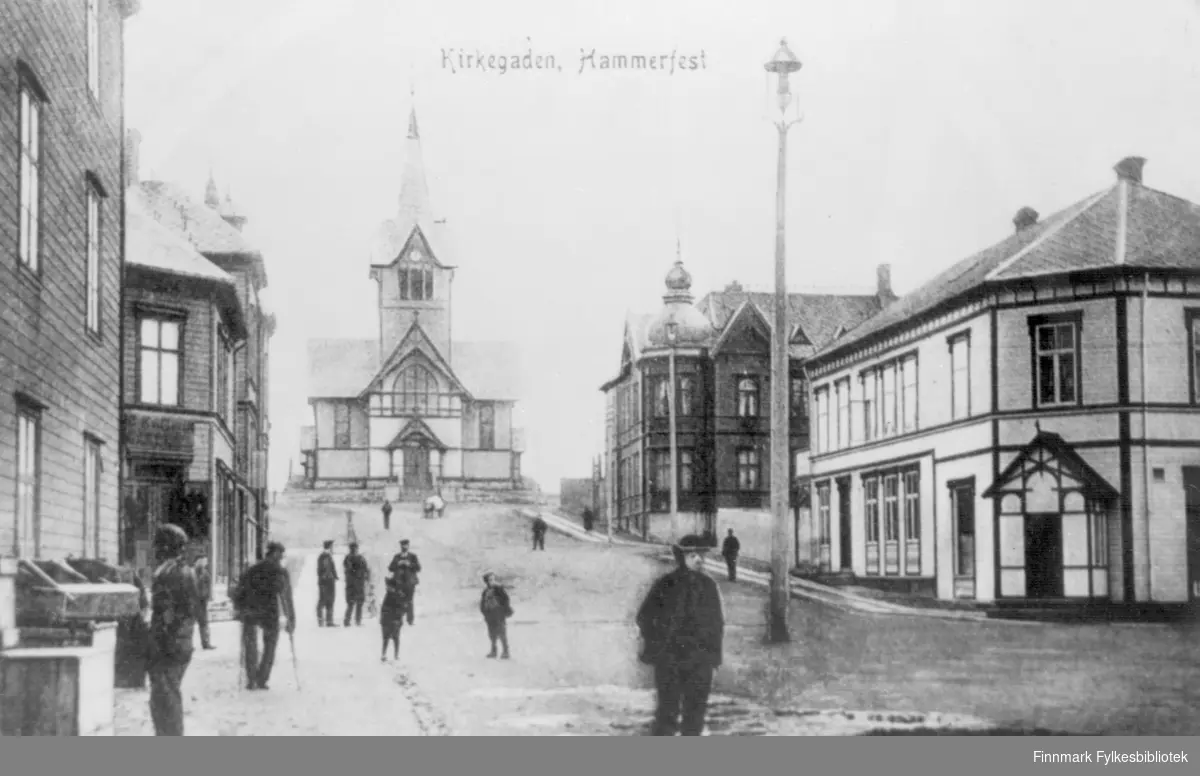 "Kirkegaden, Hammerfest". Bildet er fra Hammerfest år ca. 1910. 