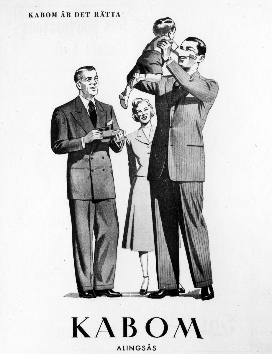 Kabom-reklam från 1930-talet. Slogan "Kabom är det rätta" med bild på två män i kostym, varav en håller en liten pojke i luften och den andra en leksaksbil. I bakgrunden står en kvinna.