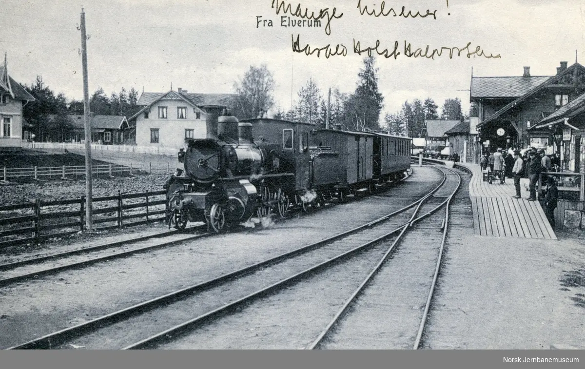 Damplokomotiv XXIIIa nr. 39 med tog på Elverum stasjon