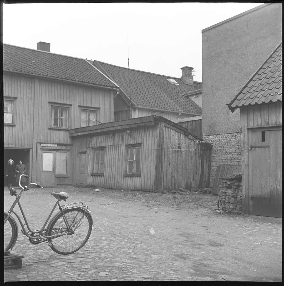 Nygrens gård sedd upp mot Kungsgatan. Kv Pärlan 9. Mars 1950