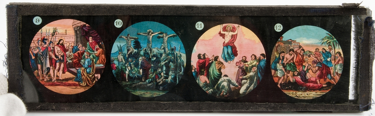 Sju stycken avlånga skioptikonbilder. På var och en av dem finns fyra färgsatta motiv från bibeln. Bilderna är monterade mellan två glasskivor som är tejpade i kanterna.