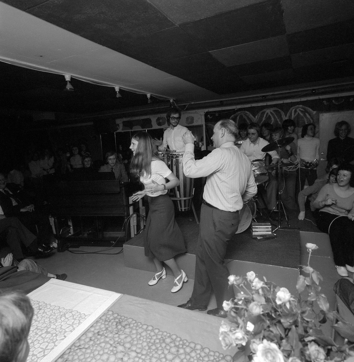 På initiativ av läraren Göran Hyland öppnades vårvintern 1971 Linköpings första skoldiskotek. Platsen var Österbergaskolan och under namnet "Power house" stod nu lokalen öppen för skolans elever för fritidshäng och dans en kväll i veckan.