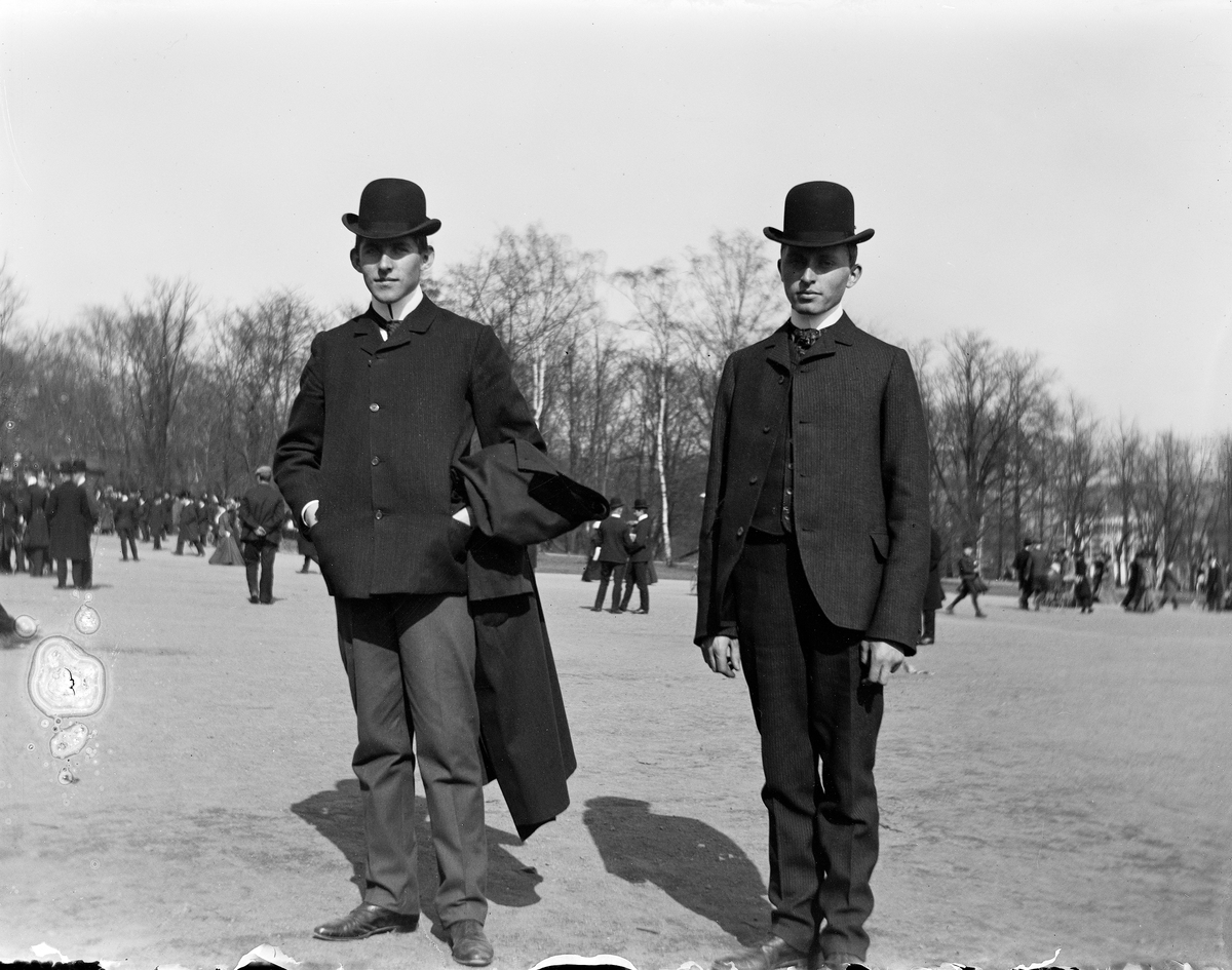 To menn i en av Kristianias parker.
