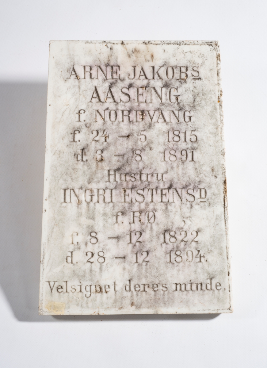 "Arne Jakobs Aaseng f. Nordvang f. 24-5 1815 d. 3-8 1891
Hustru Ingri Estensd f. Rø f. 8-12 1822 d. 28-12 1894.
Velsignet deres minde."

Rektangulær, smalner mot toppen.