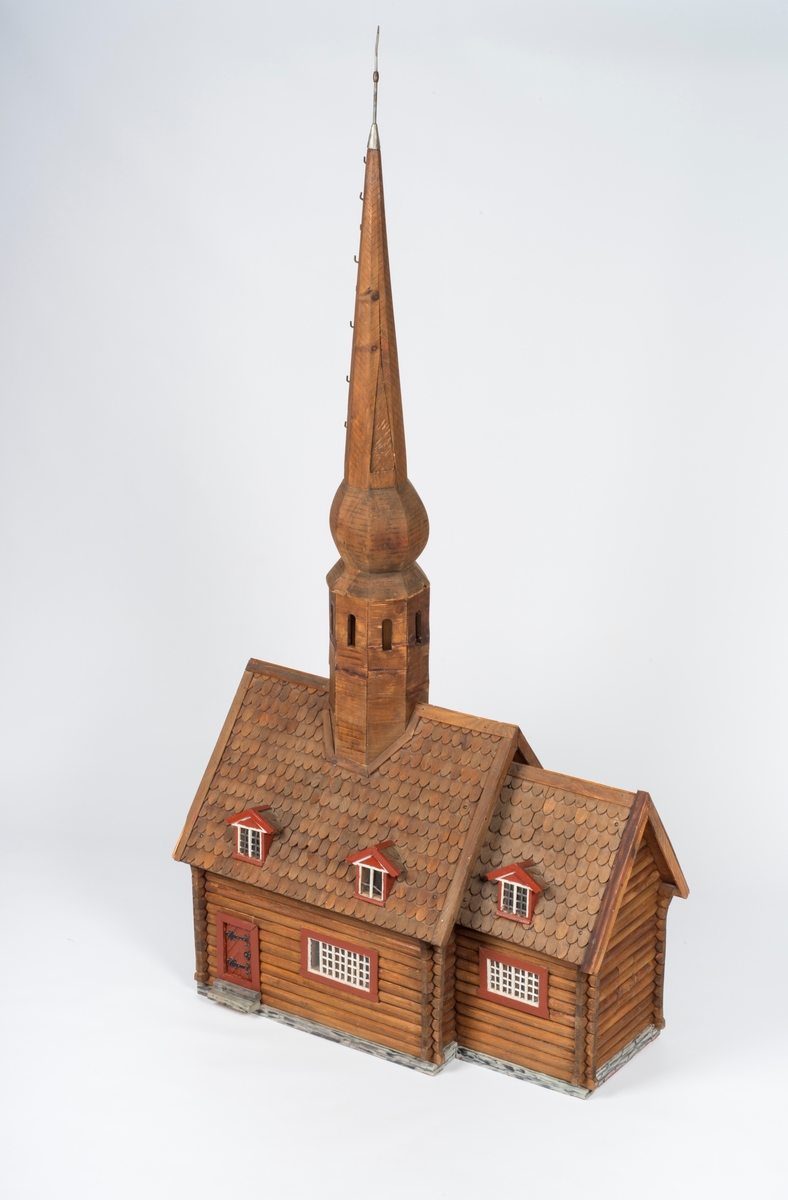 Modell av Trefoldighetskirken før påbygging av sakristi og våpenhus og påsetting av panel.

A: kirken.
B: tårnet.