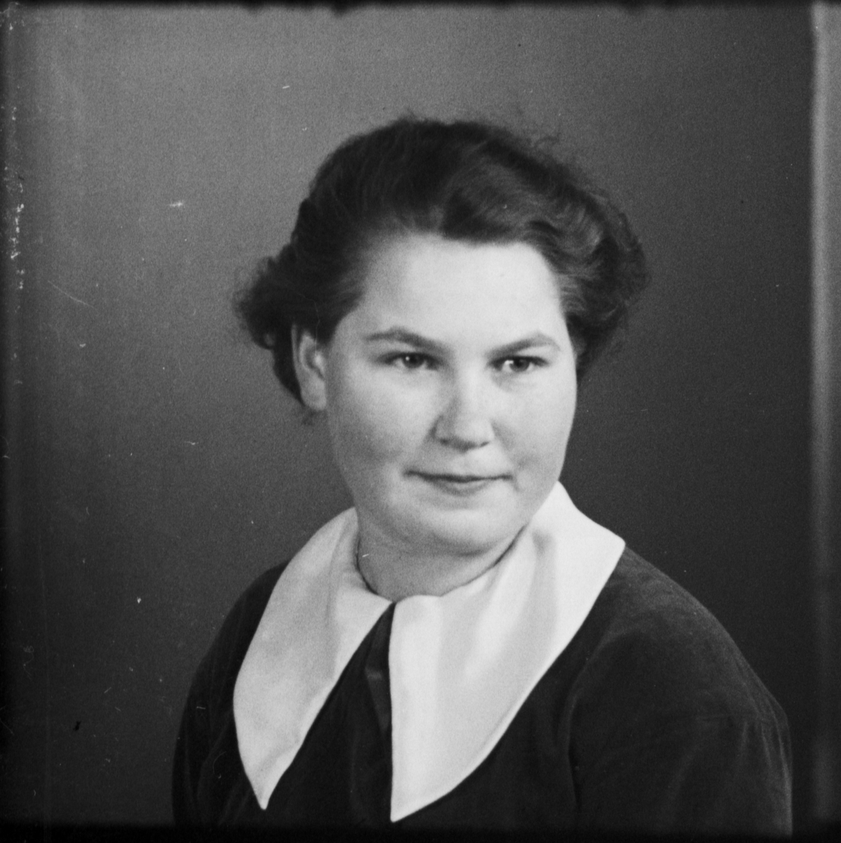 Ateljéporträtt - kvinna, Östhammar, Uppland 1937